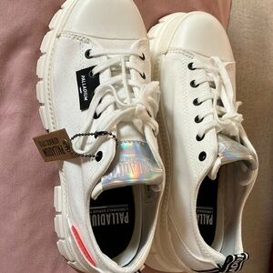 Free People NWOB Palladium Authentic Style size 8 1/2 sneakers